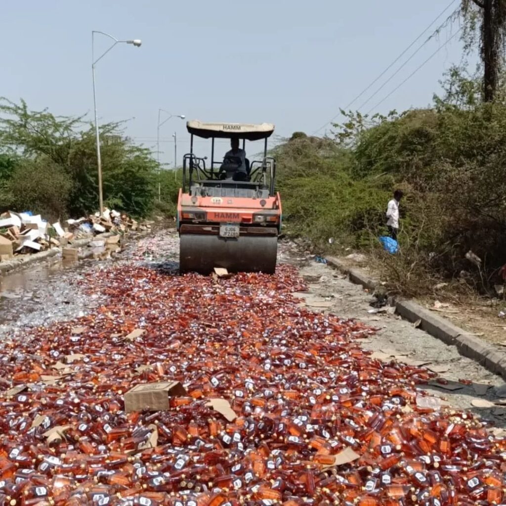 नशे के नेटवर्क पर बड़ा वार: वडोदरा में ₹1.76 करोड़ की अवैध शराब नष्ट, ‘ऑपरेशन पराक्रम’ के तहत बड़ी कार्रवाई