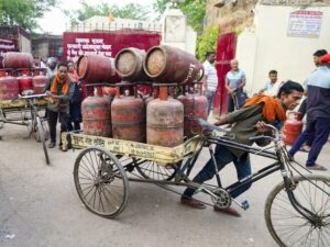 गैस की किल्लत: 4.2 KG सिलेंडर में 10 KG गैस का नया फॉर्मूला