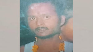 पेड़ से लटका मिला युवक का शव, हत्या की आशंका से गांव में तनाव