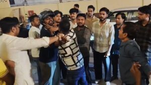 सिनेमा हॉल में छेड़छाड़, आरोपी की पब्लिक ने की पिटाई