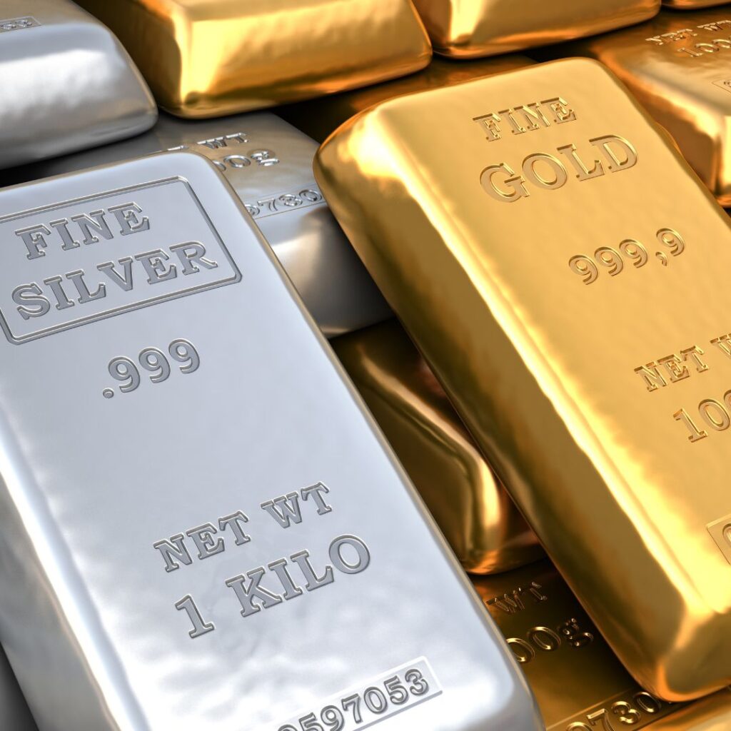 सोने-चांदी की गिरावट के बीच क्या कर लें खरीदारी? ये चीजें हैं जरूरी