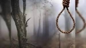 पाकड़ के पेड़ से लटका मिला युवती का शव, इलाके में सनसनी