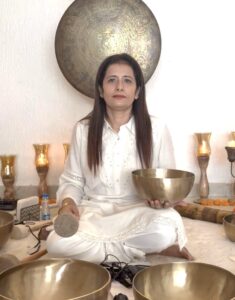 आधुनिक घरों में नकारात्मकता के चुपचाप जमा होने की प्रक्रिया को समझना और उससे कैसे निपटा जाए