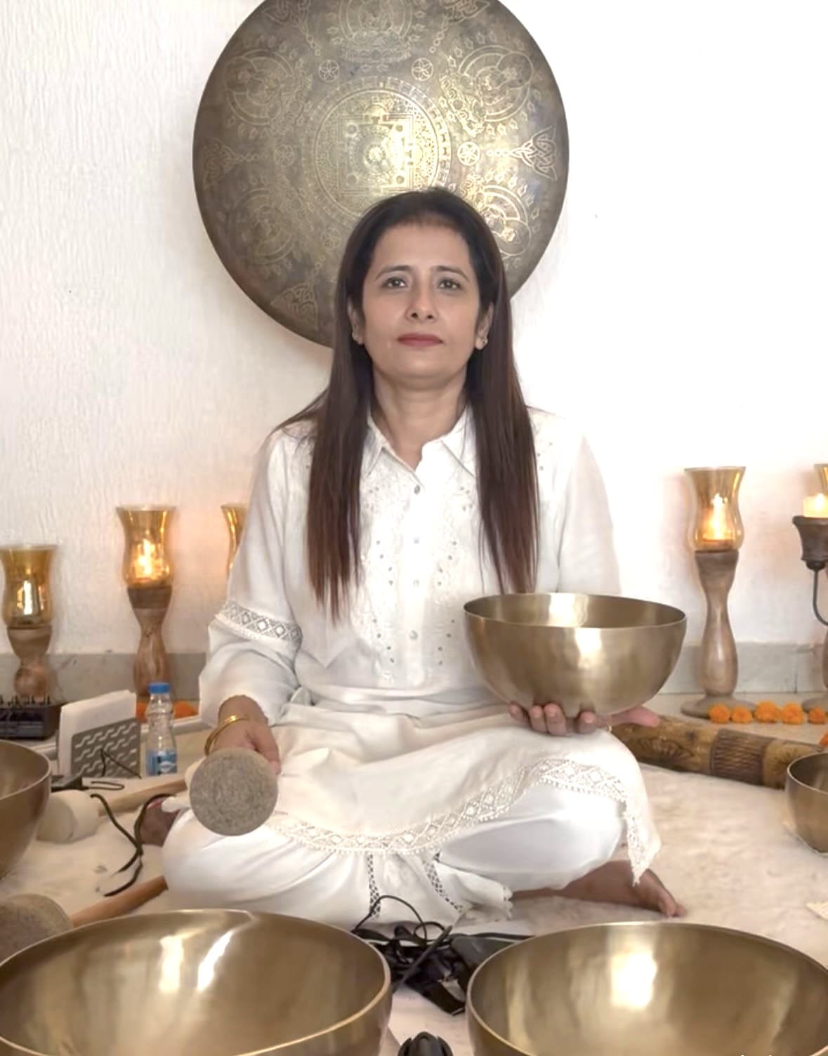 आधुनिक घरों में नकारात्मकता के चुपचाप जमा होने की प्रक्रिया को समझना और उससे कैसे निपटा जाए